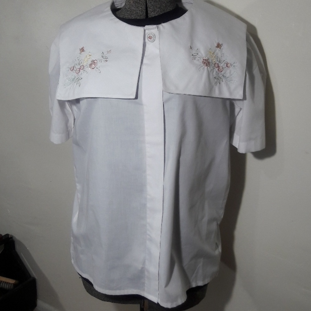 Size 16 embroidered Whit blouse collection
